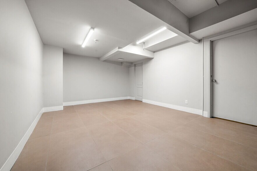 More Photos Of 71-81 Av Du Mont-Royal O, Montréal Office For Sale