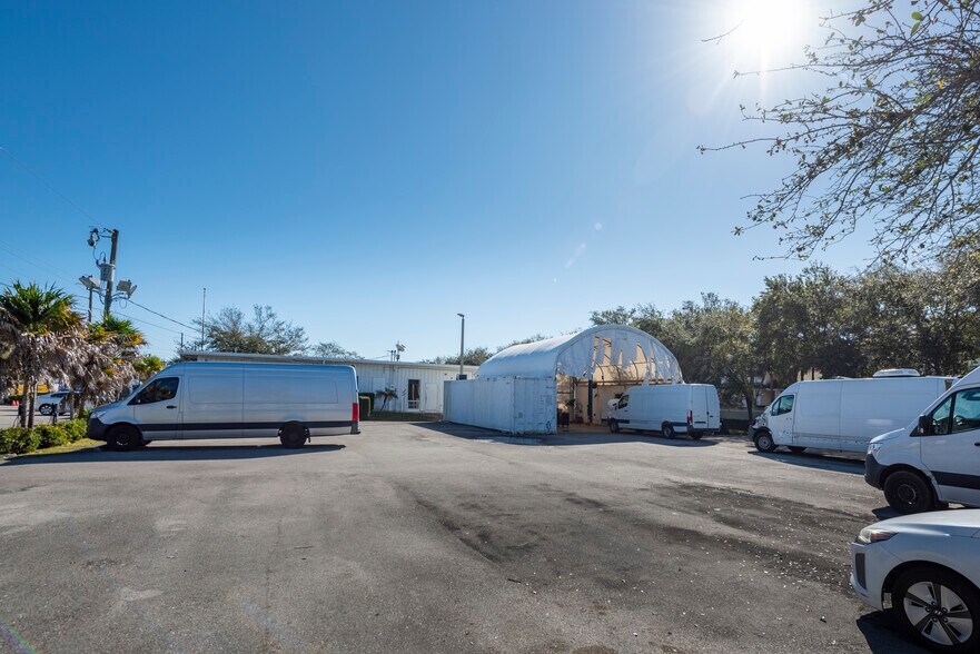 More Photos Of 2980 W Oakland Park Blvd, Oakland Park Showroom For Lease