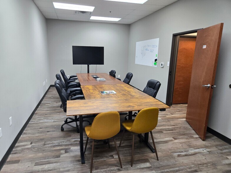 More Photos Of 194 Industrial Blvd, McKinney Showroom For Lease
