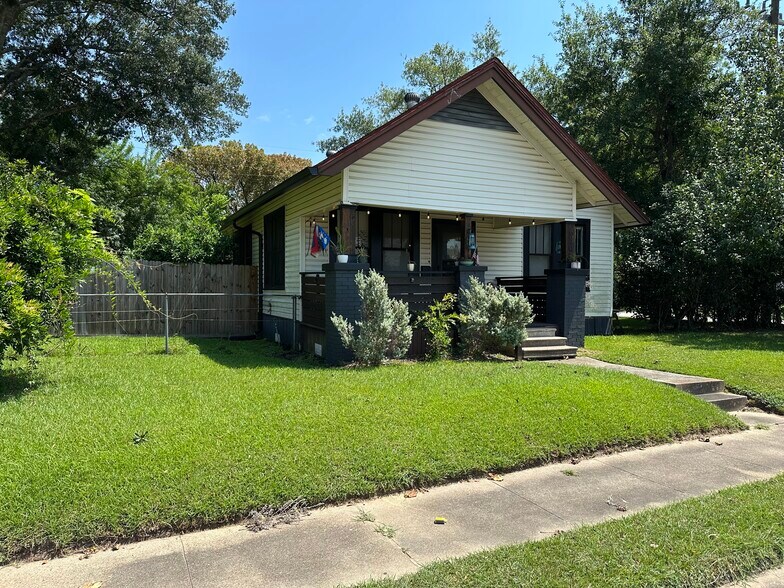Primary Photo Of 620 N 5th St, Silsbee Flex For Sale