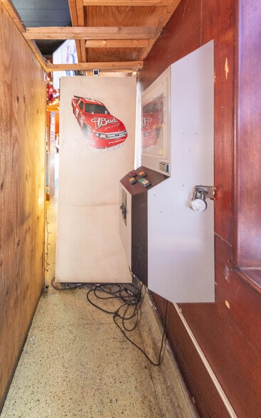 More Photos Of 2816 Old North Point Rd, Baltimore Bar For Sale