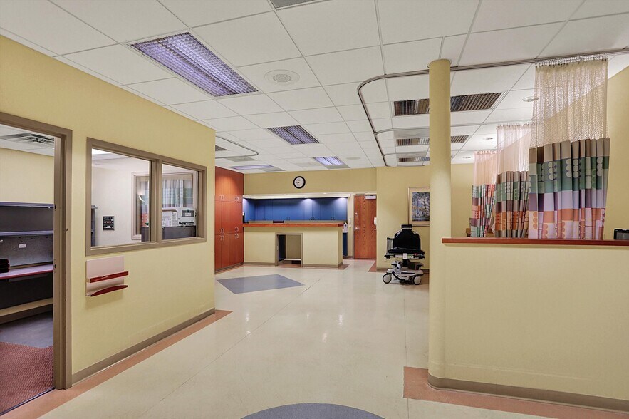 More Photos Of 711 W Gardner Dr, Marion Medical For Sale