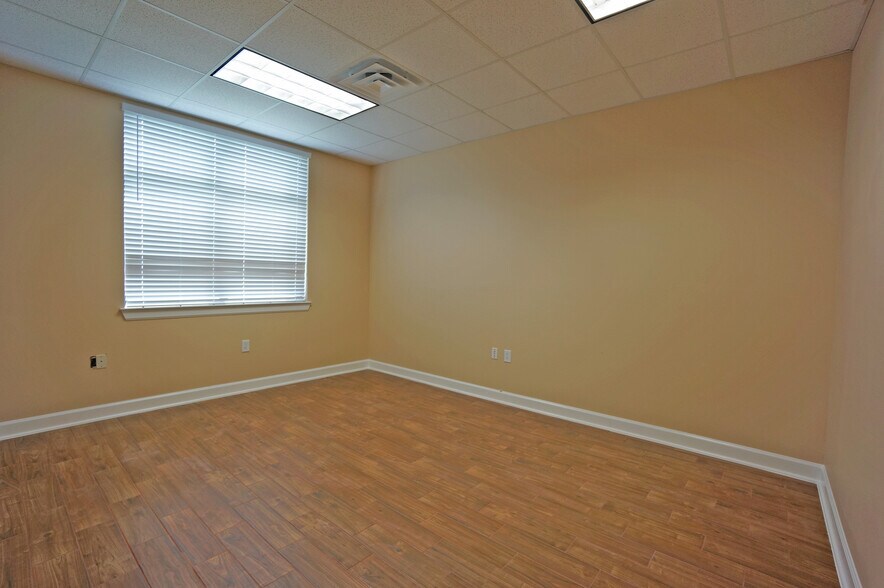 More Photos Of 12440 Emily Ct, Sugar Land Office For Lease