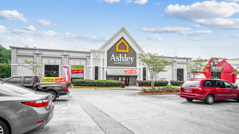 More Photos Of 8151 Blanding Blvd, Jacksonville Unknown For Lease