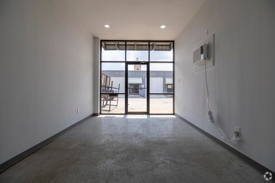 More Photos Of 130 Mitchell Rd, Houston Unknown For Lease