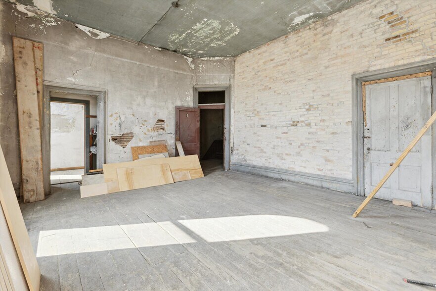 More Photos Of 1017 Washington Ave, Bay City Storefront Retail Residential For Sale