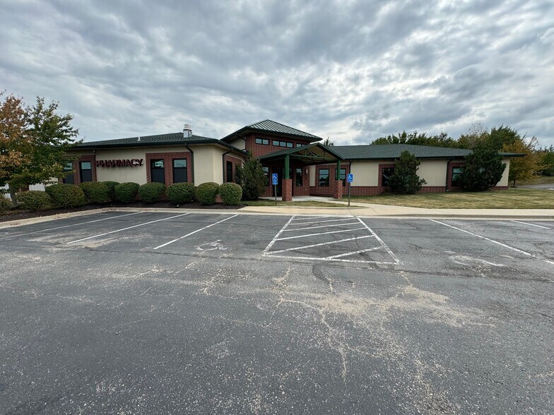 More Photos Of 15415 Pinehurst Dr, Basehor Office For Lease