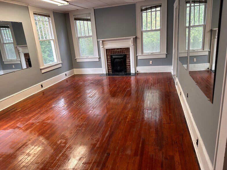 More Photos Of 404 S Greenwood St, Lagrange Light Distribution For Lease