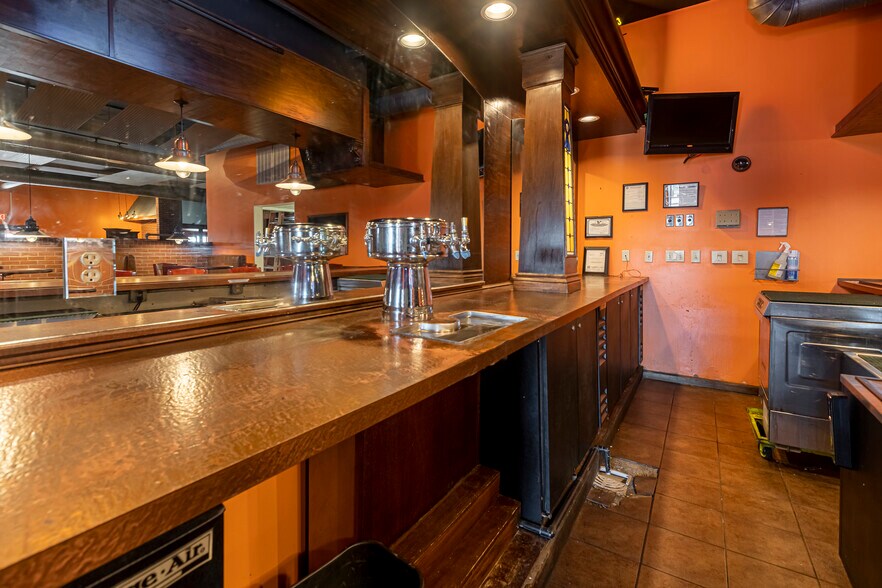 More Photos Of 2700 17th St, Marion General Retail For Sale