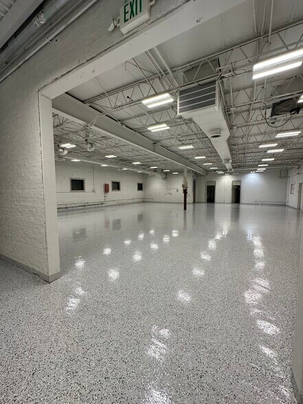 More Photos Of 3200 W Le Moyne Ave, Stone Park Warehouse For Lease