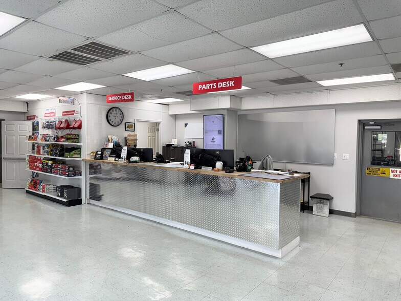 More Photos Of 30225 Clayton Rd, Ardmore Flex For Sale