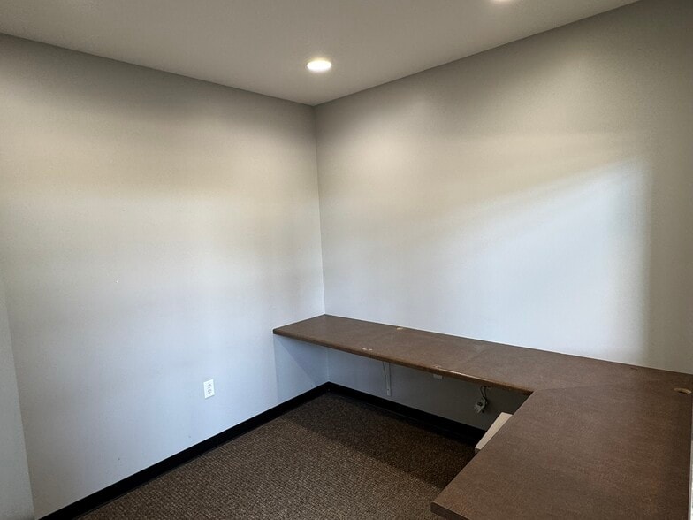 More Photos Of 16180 Laurel St, Waukee Flex For Lease