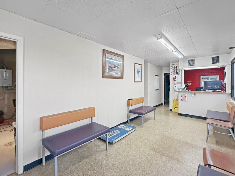 More Photos Of 1331 W Main St, Sterling Veterinarian Kennel For Sale