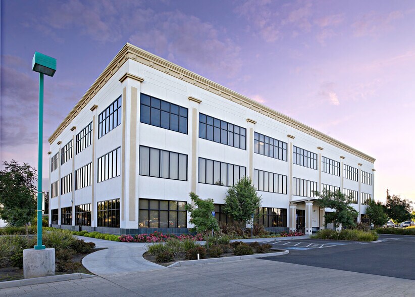 Primary Photo Of 1425 W H St, Oakdale Medical For Lease