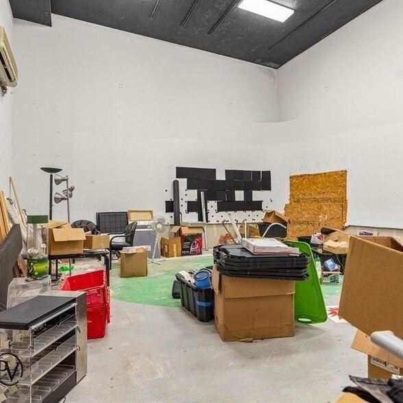 More Photos Of 3020 Oakwood Blvd, Melvindale Office For Lease