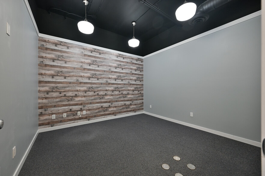 More Photos Of 15272 Croydon Dr, Surrey Light Distribution For Sale
