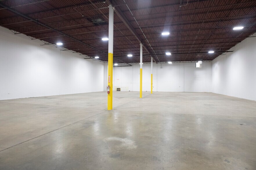 More Photos Of 3338-3344 Democrat Rd, Memphis Distribution For Lease