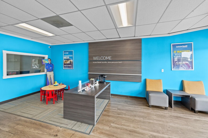 More Photos Of 3182 Glenwood Rd, Decatur Storefront For Sale