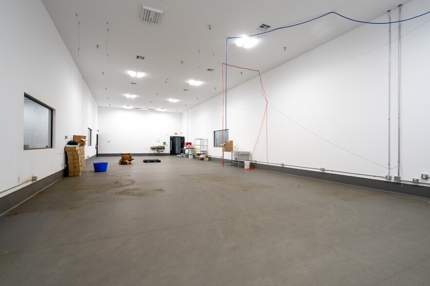 More Photos Of 19533 McLane St, Palm Springs Distribution For Sale