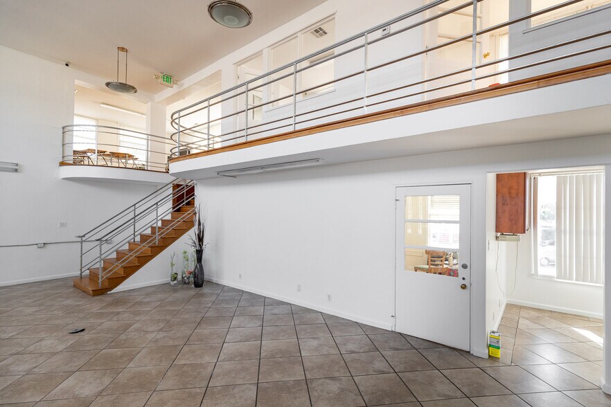 More Photos Of 5245 W San Fernando Rd, Los Angeles Showroom For Sale