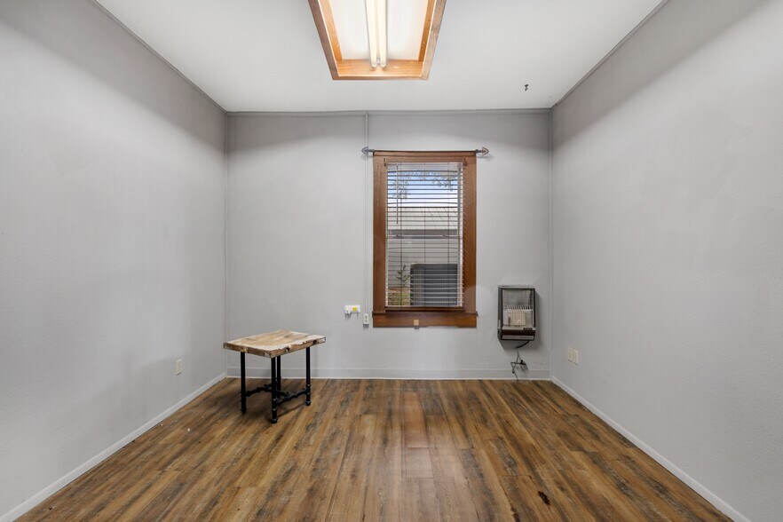 More Photos Of 807 Main St, Blanco Office For Sale