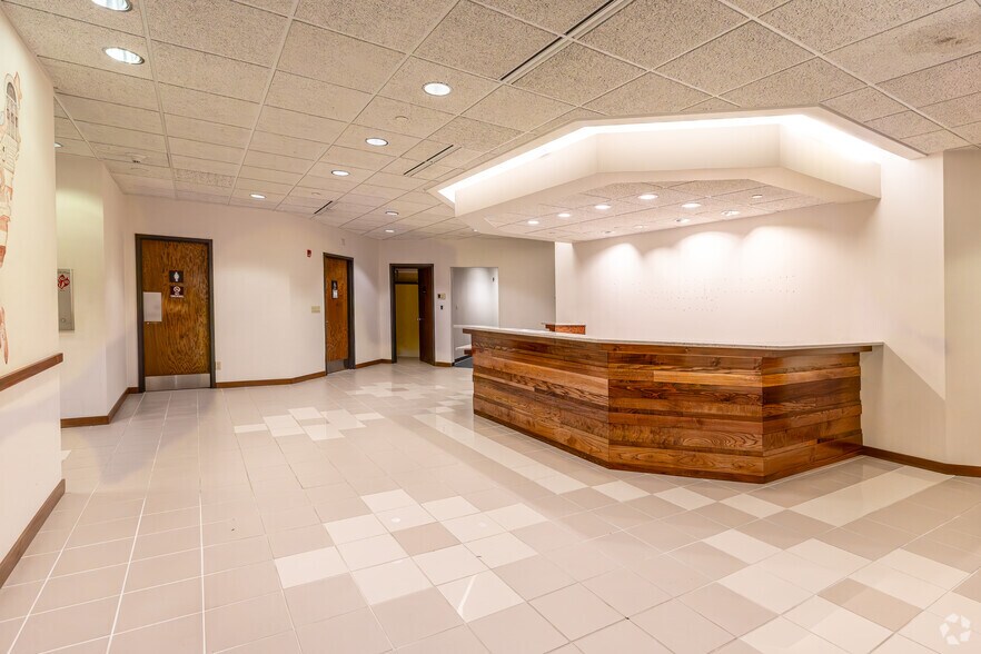 More Photos Of 250 S Executive Dr, Brookfield Office For Lease