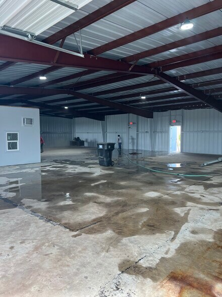 More Photos Of 6229 Dixie Dr, Houston Warehouse For Lease