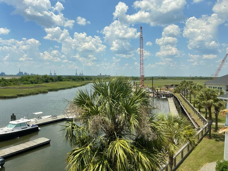 More Photos Of 670 Marina Dr, Charleston Office For Lease
