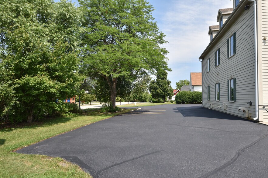 More Photos Of 8766 N Deerwood Dr, Milwaukee Freestanding For Sale