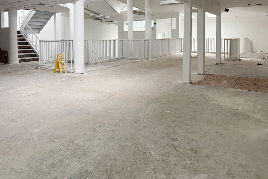 More Photos Of 125 E Jericho Tpke, Huntington Station Freestanding For Lease