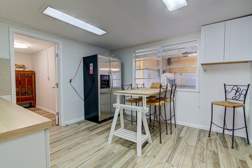 More Photos Of 5206 Beacon Dr, Austin Warehouse For Lease