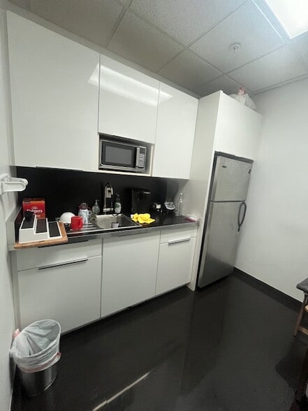 More Photos Of 2051 NW 112th Ave, Doral Showroom For Sale
