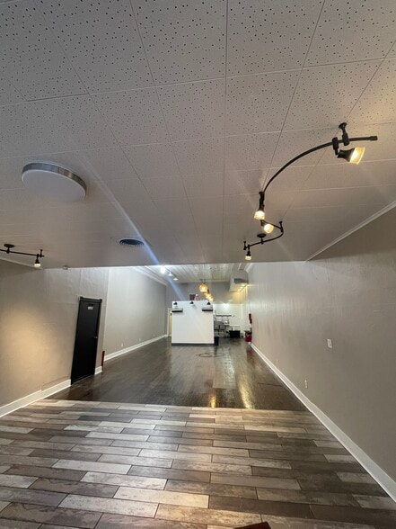 More Photos Of 522 S Main St, Elkhart Storefront Retail Residential For Lease