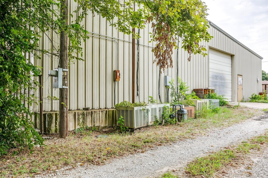 More Photos Of 117 W Rock Island Ave, Boyd Light Manufacturing For Lease