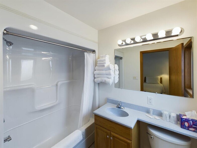 More Photos Of 234 E 1st St, Powell Hotel For Sale