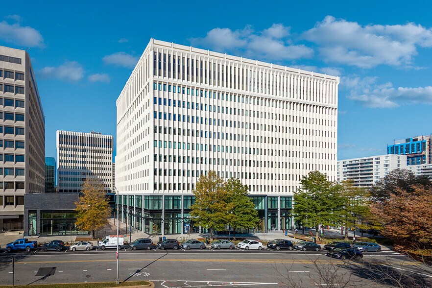 More Photos Of 2461 S Clark St, Arlington Office For Lease