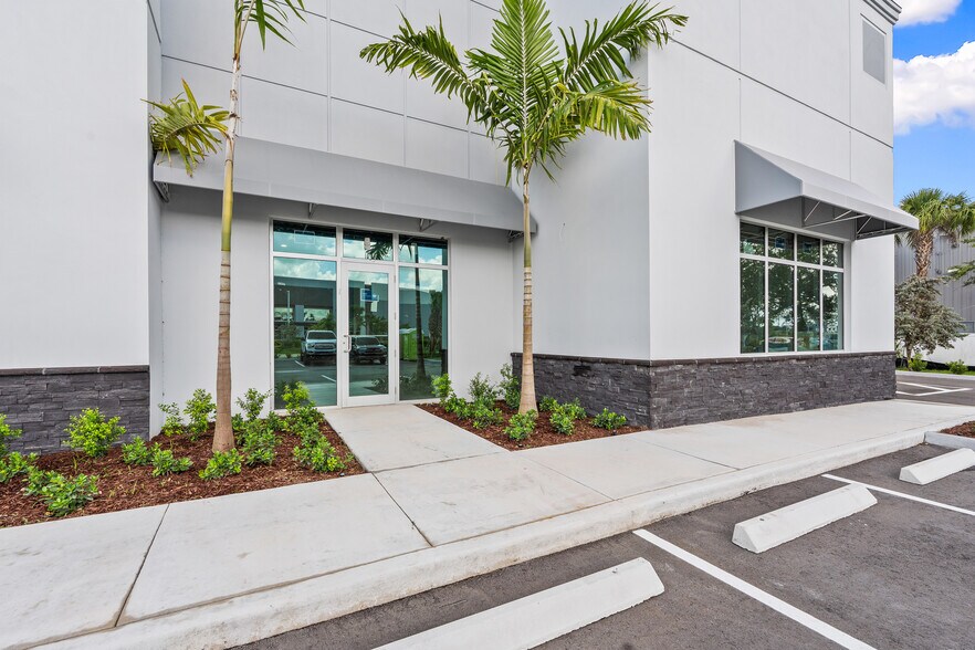 More Photos Of 14701 Walgreens Dr, Jupiter Warehouse For Lease