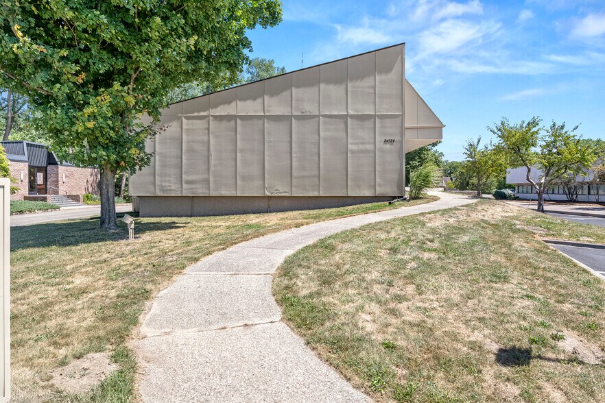 More Photos Of 24724 Lahser Rd, Southfield Office For Sale