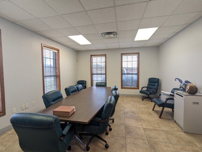 More Photos Of 8109 Smith Rd, Beaumont Office For Sale