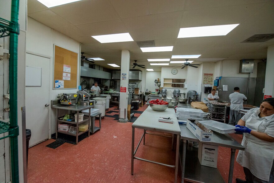 More Photos Of 1419 W Diversey Pky, Chicago Office For Sale