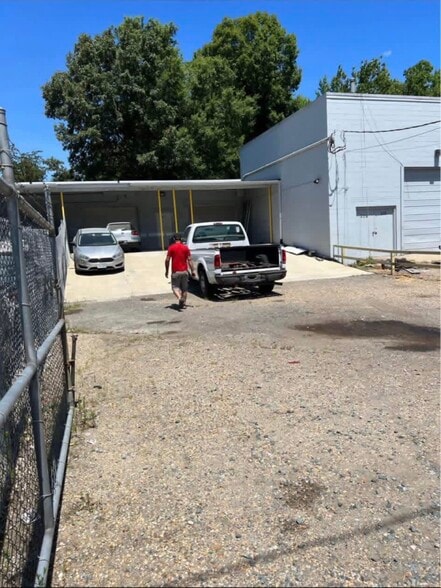 More Photos Of 204 Thompson Ave, Fredericksburg Warehouse For Lease