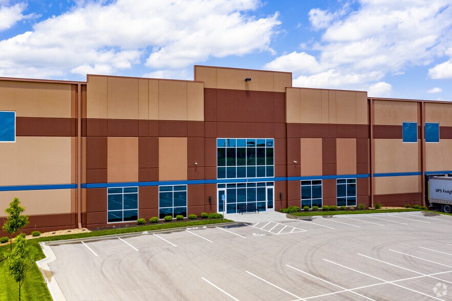 More Photos Of 17700-17790 College Blvd, Lenexa Distribution For Lease