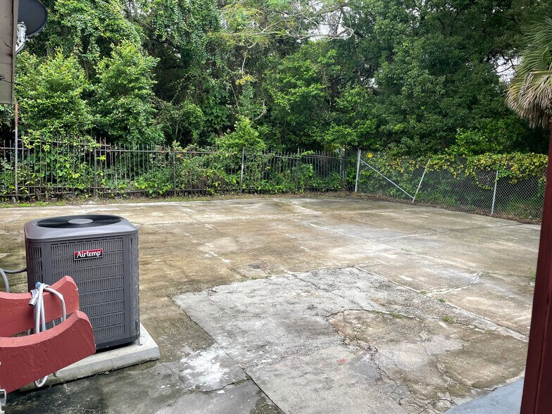 More Photos Of 11412 N Central Ave, Tampa Office For Lease