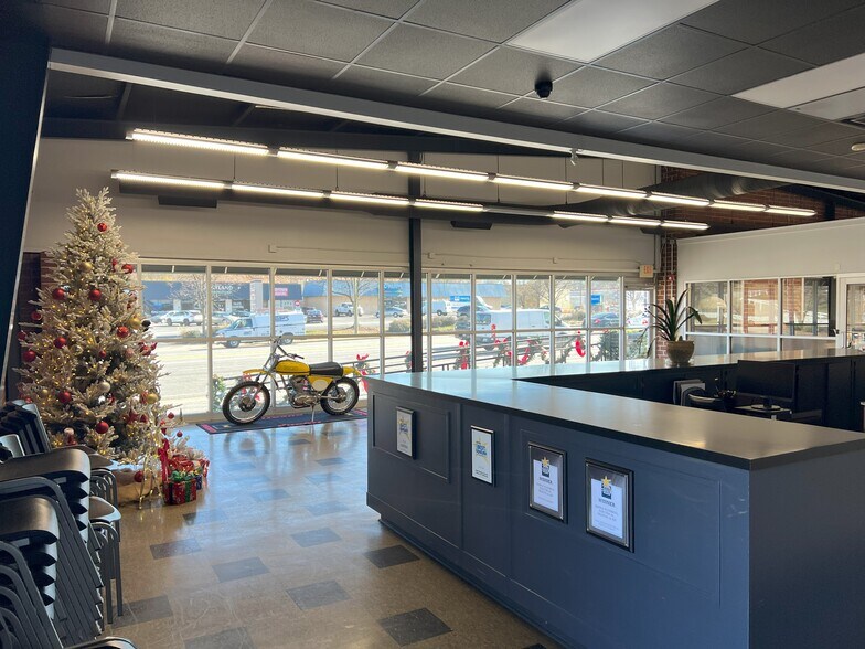 More Photos Of 211 N Pleasantburg Dr, Greenville Light Manufacturing For Lease