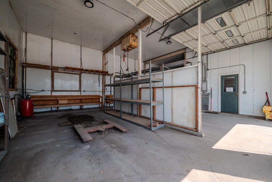 More Photos Of 619 E Jackson St, El Campo Warehouse For Sale