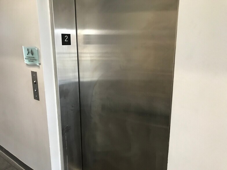 More Photos Of 9 Crystal Lake Rd, Lake In The Hills Office For Lease