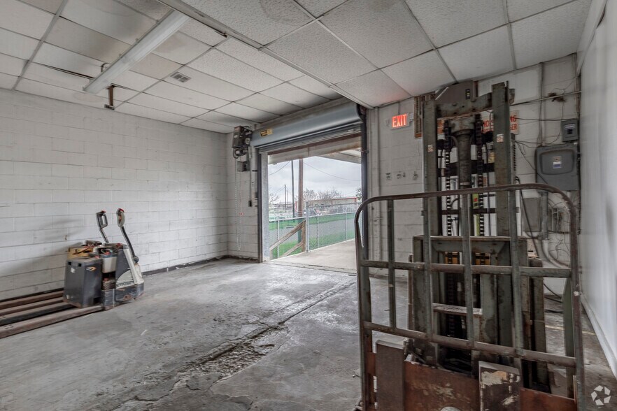 More Photos Of 726 N Expressway 77, Harlingen Warehouse For Lease