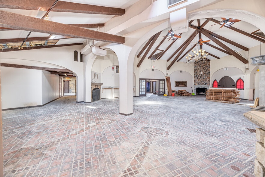 More Photos Of 30 Gingerbread Castle Rd, Hamburg Storefront For Lease