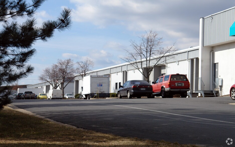 More Photos Of 301-366 Victory Dr, Herndon Flex For Lease