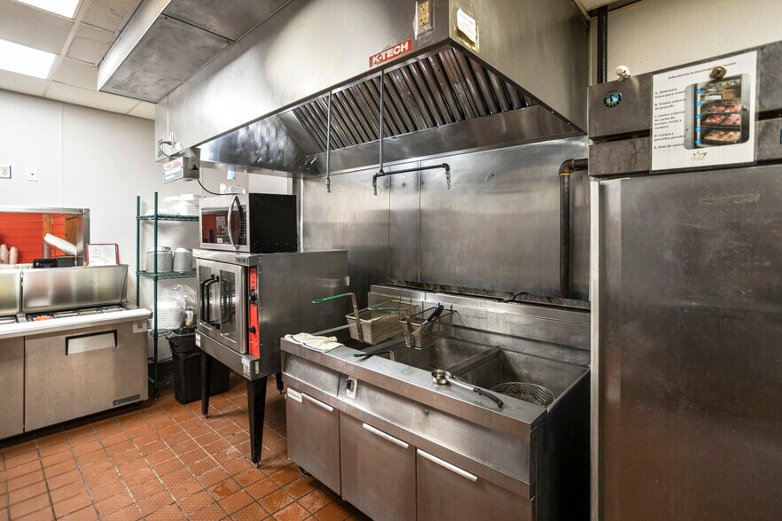 More Photos Of 762 Veterans Pky, Hinesville Restaurant For Sale